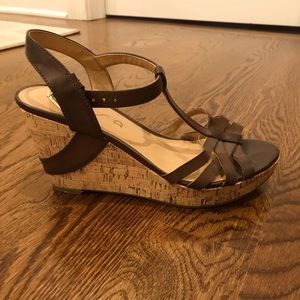 Dark brown cork wedges.